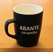 czarno-biały kubek