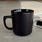 czarny kubek