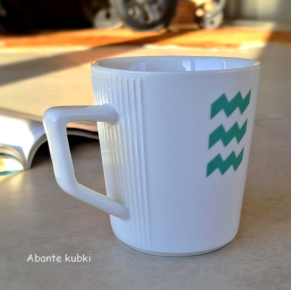 kubek z przetłoczeniami