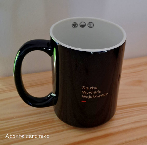 czarny kubek