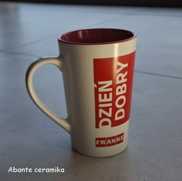 kubek z czerwonym środkiem